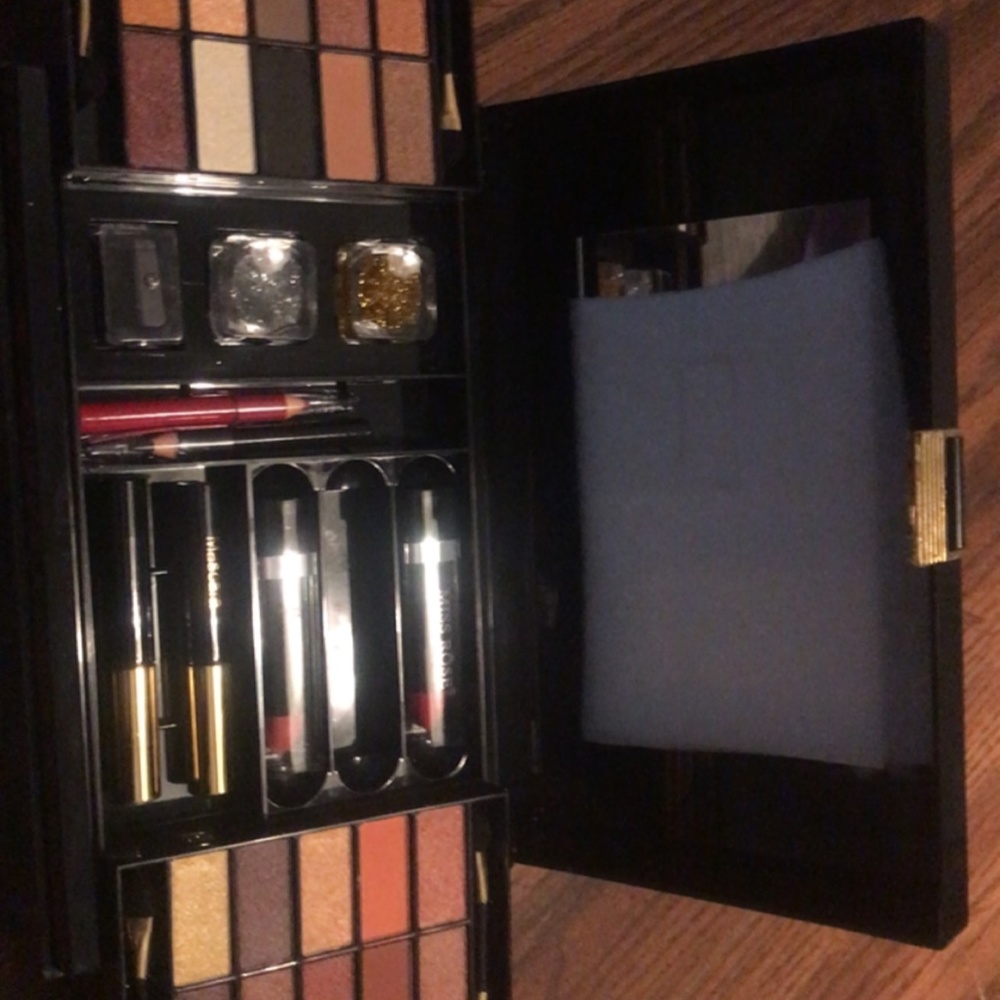 Makeup Kit - Picture 3 of 7